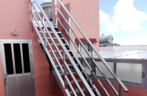 Escaleras en Tenerife de acero galvanizado recta