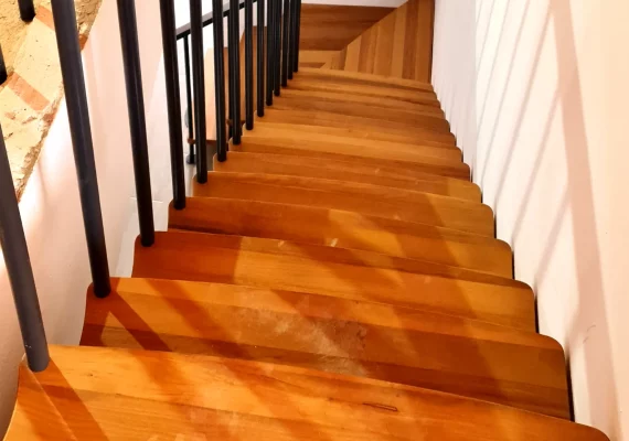 Escalera Divine de madera para interior con luz apagada de 90grados desde arriba