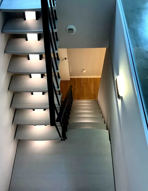 escalera de madera con giro 180 grados modelo divine con luz en madrid