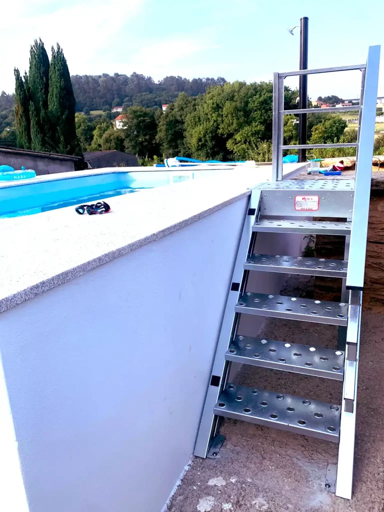 escalera con plataforma iz piscina exterior