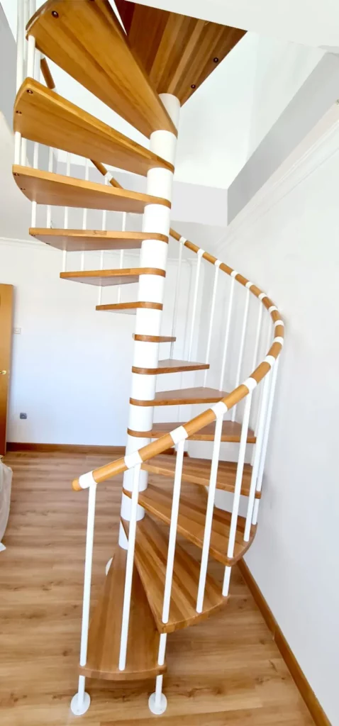 Escalera Caracol Blanca en Burgos interior