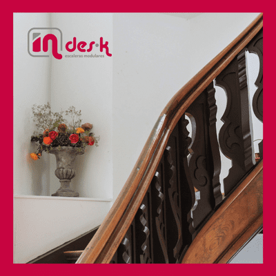 diseño de barandilla de madera en escalera de interior