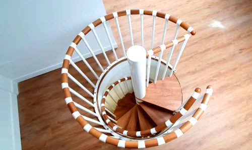 Escalera infinity caracol color blanco pasamanos superior