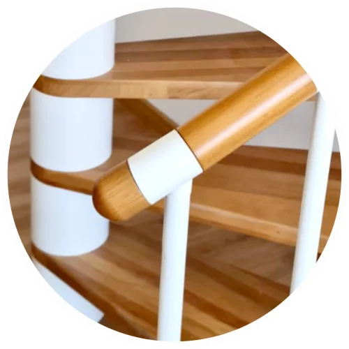 Detalle escalera caracol con pasamanos de acero y madera