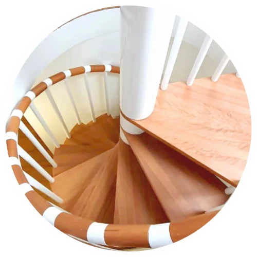 Detalle escalera interior de caracol madera