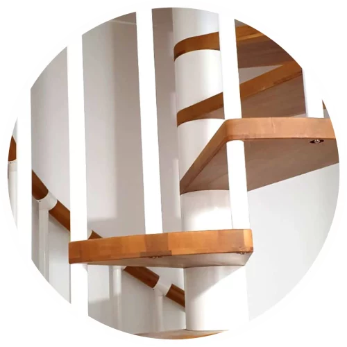 Detalle instalación de escalera caracol con peldaño de madera