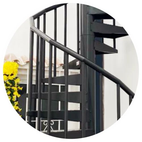 Detalle escalera caracol metalica de exterior
