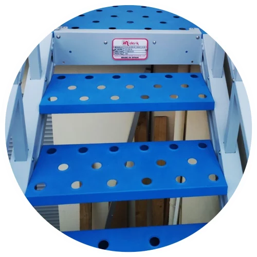 Detalle de escalera de color azul - escalera metálica exterior