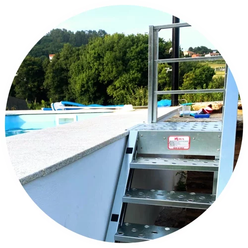 detalle de escalera de exterior para piscina - escalera metálica exterior