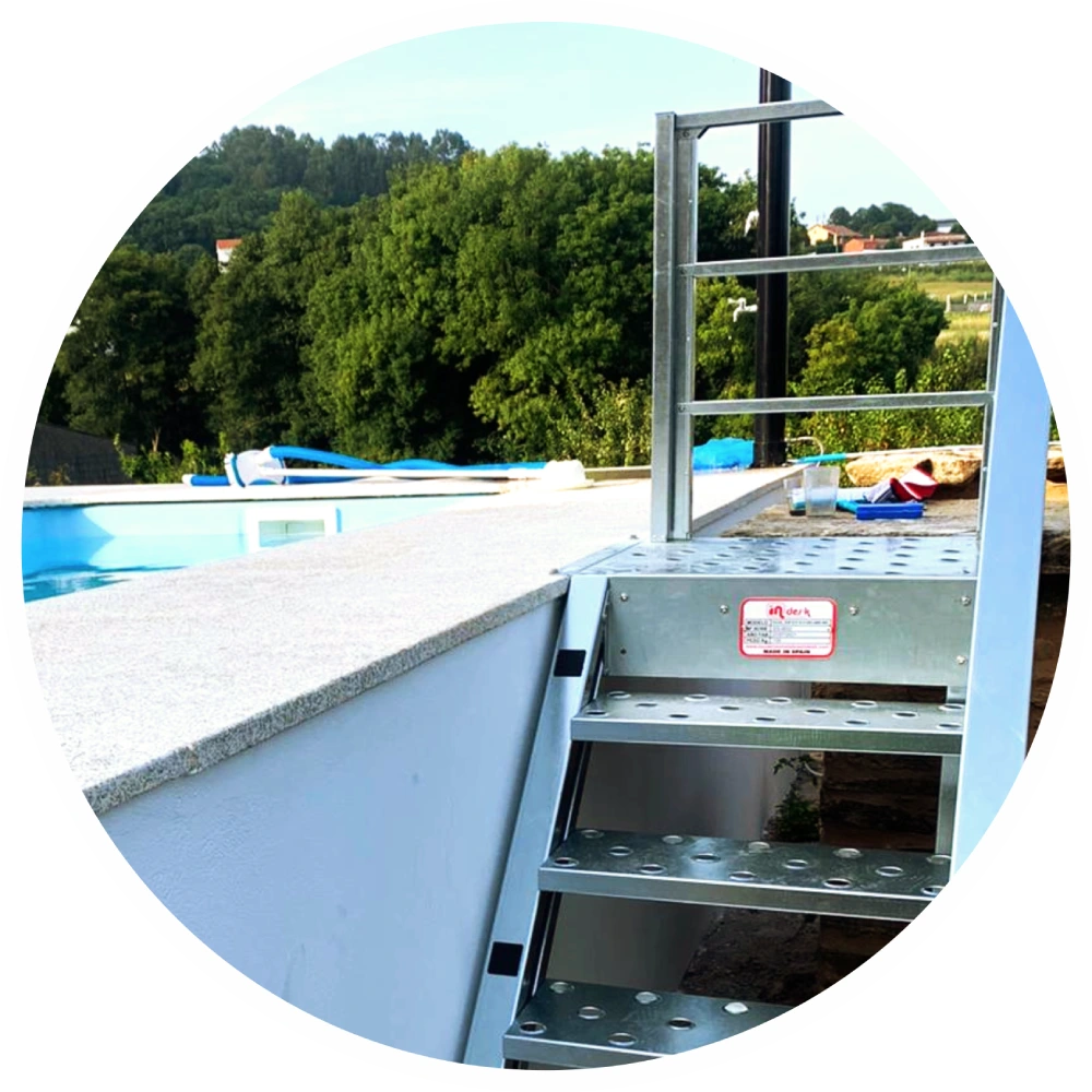 detalle de escalera de exterior para piscina - escalera metálica exterior