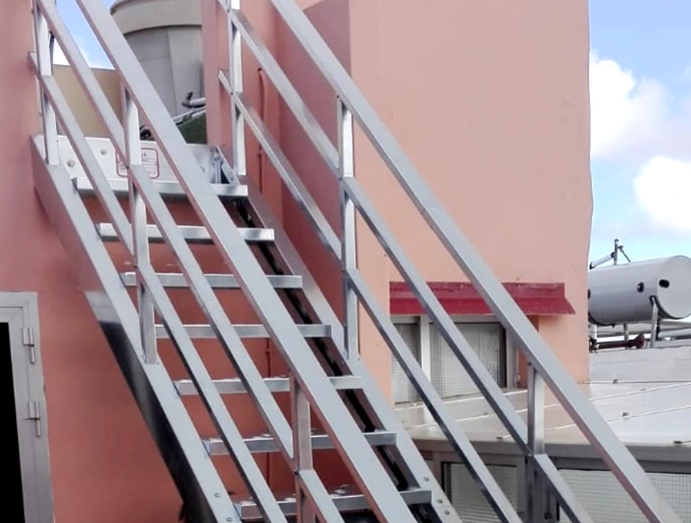 Escalera de acero galvanizado instalada en Tenerife metálica exterior