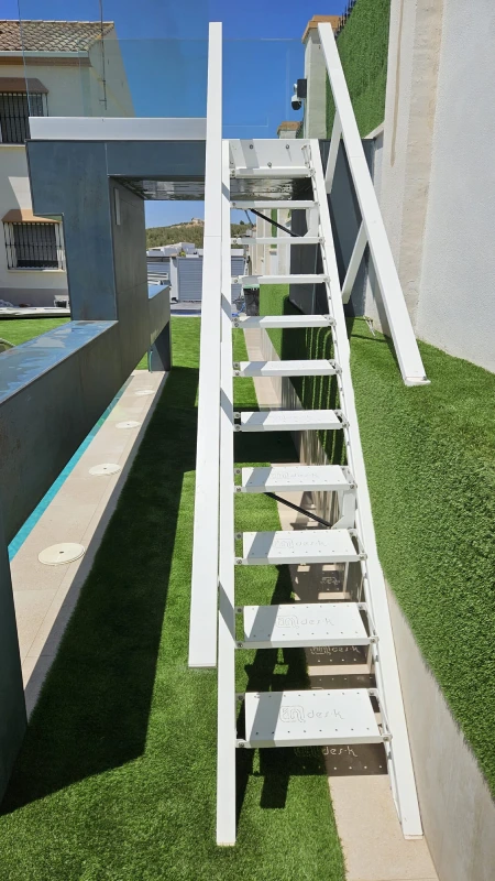 Escalera abatible de exterior color blanca Flexistep