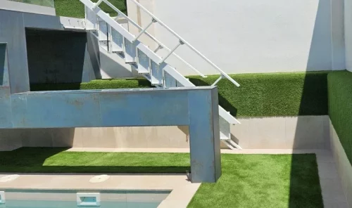 Escalera abatible para zona de piscina en color blanco