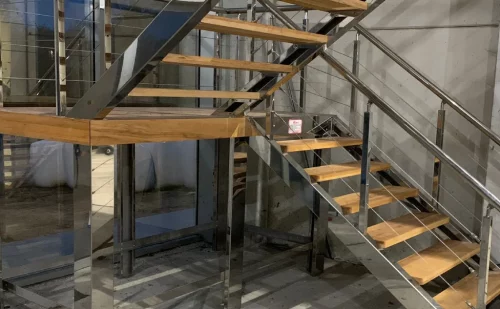 Escalera de acero inoxidable con peldaños de madera giro 180 grados