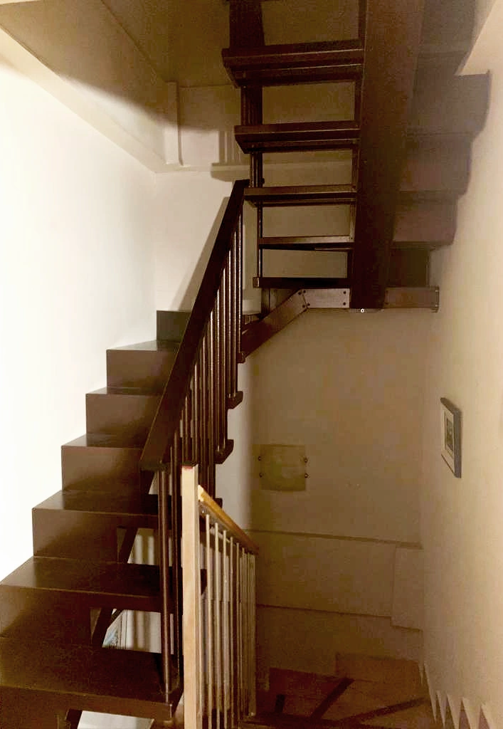 Escalera semivolada de 180 grados color marron en interior
