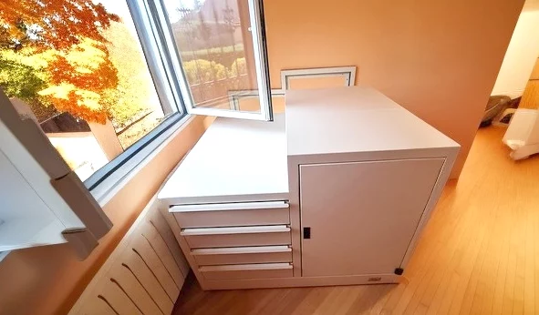 Mueble para cubrir hueco de escalera como si fuera una tapa