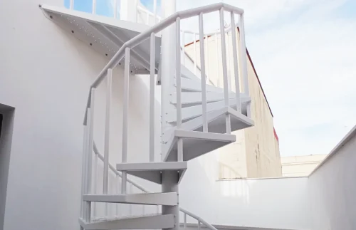 Escalera metalica metacol exterior lacada blanca en día soleado