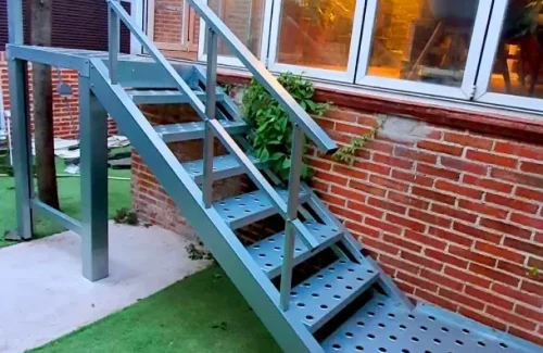 Escalera de Exterior galvanizada con plataforma superior