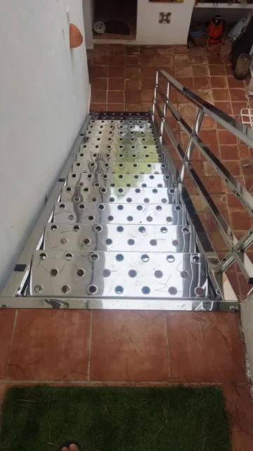 escalera de acero inoxidable metálica exterior