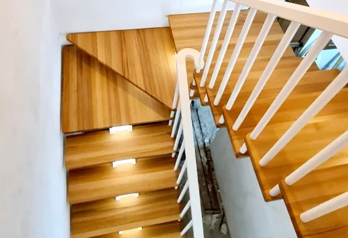 Escalera de madera 180 grados con madera de movingui