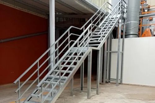Escalera galvanizada recta con descansillo intermedio