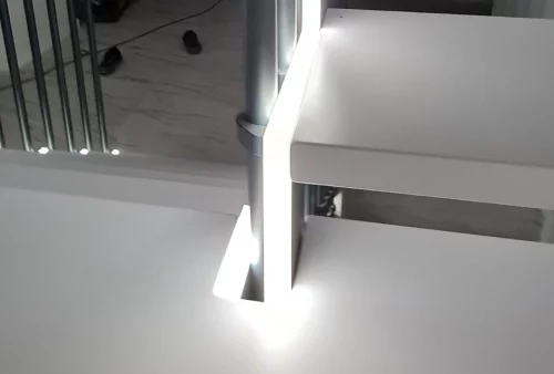detalle escalera de madera blanca con estructura de acero en andalucia con luz led