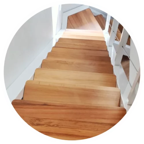 detalle escalera de madera con estructura de acero en pais vasco