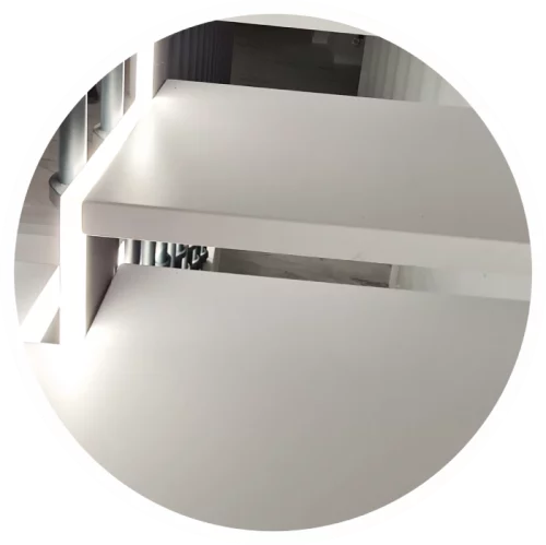detalle escalera de madera tintada de blanco con estructura de acero en andalucia y luz led