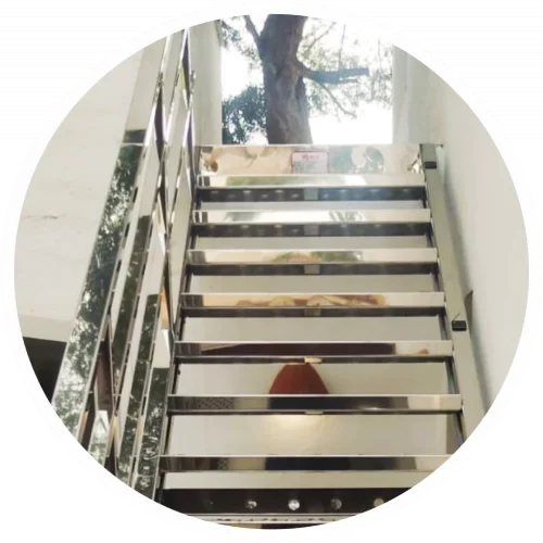 destalle de escaleras metálicas de acero inoxidable brillante para escaleras metálicas