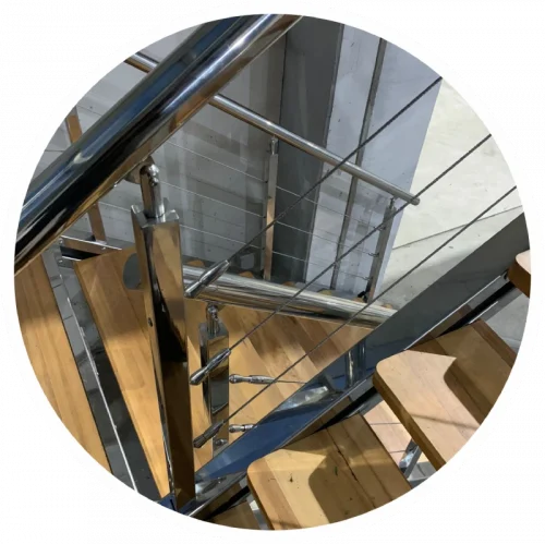 detalle de escalera metálica de acero inoxidable para exterior oscura con madera