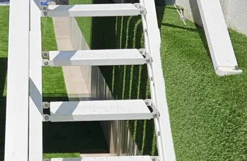 detalle pde personalizado de pasamanos para escalera abatible Flexistep sobre jardinera - escalera metálica lacada exterior