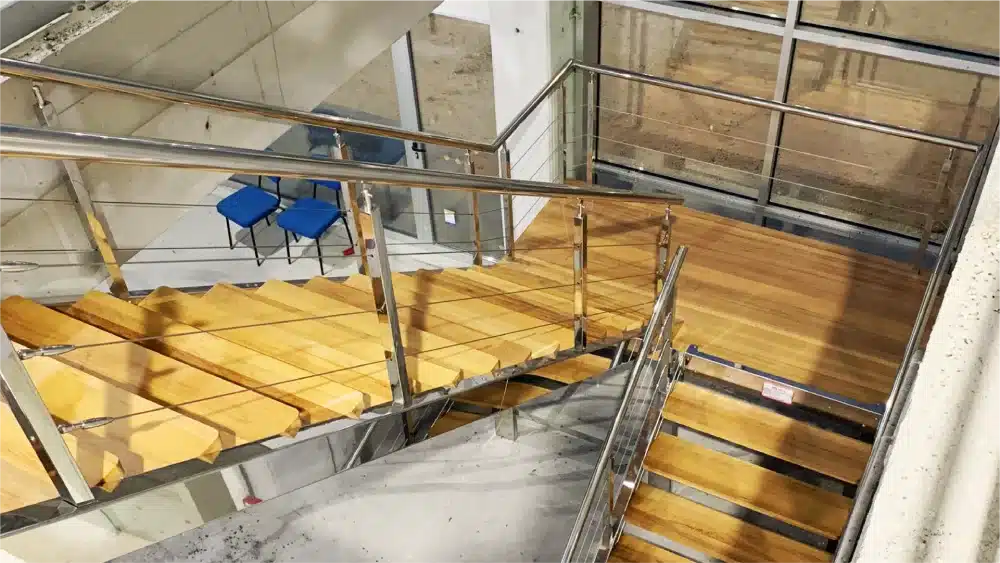 Escalera de inox y madera para interior de 180 grados