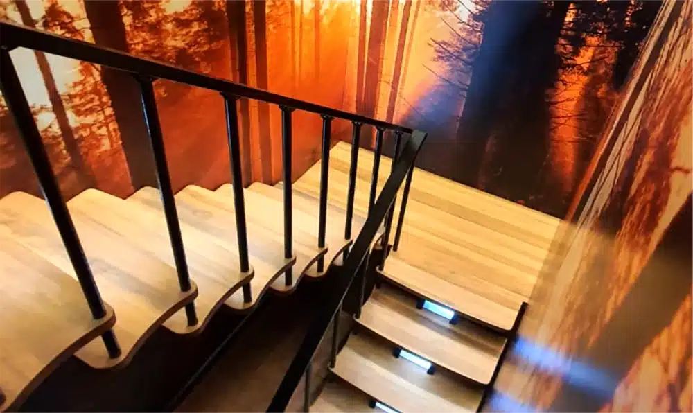 Escalera decorativa Divine con giro 180grados peldanos de madera y luz led