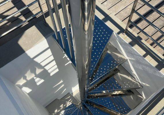 Escaleras de acero inoxidable de caracol para zona de costa de las Islas Baleares