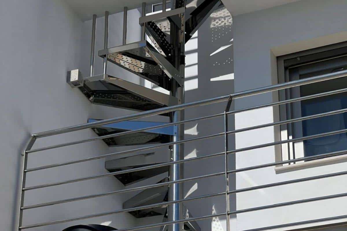 Escaleras de acero inoxidable para exterior en zonas húmedas