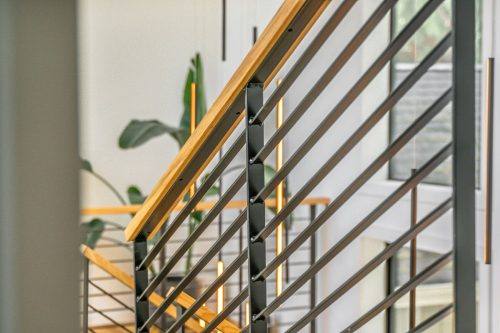 Pasamanos de madera en escalera de metal