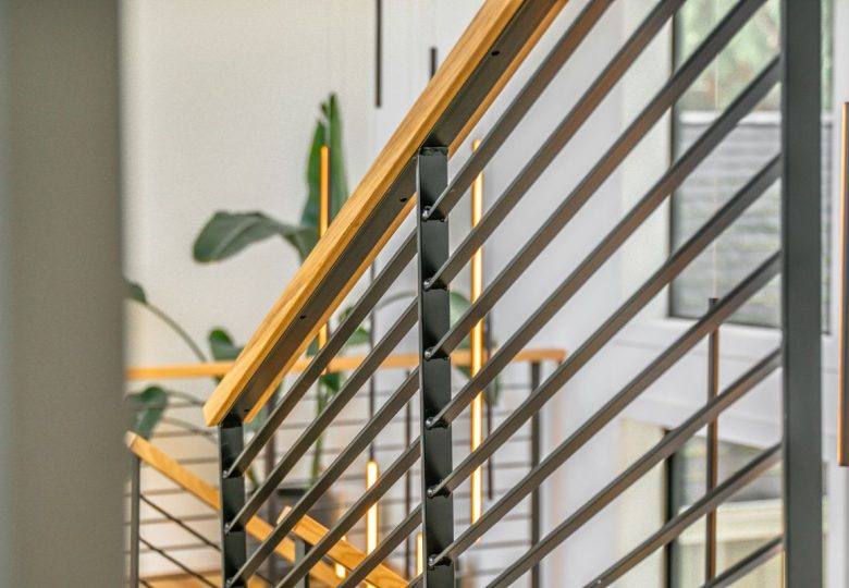 Pasamanos de madera en escalera de metal